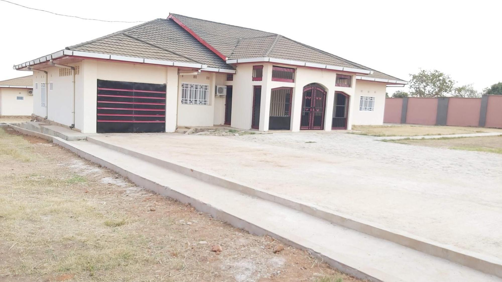 Stunning 5-Bed Family Villa In Lubumbashi Congo Exterior photo